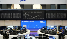 Le graphique de l'indice allemand des prix des actions DAX est photographié à la bourse de Francfort
