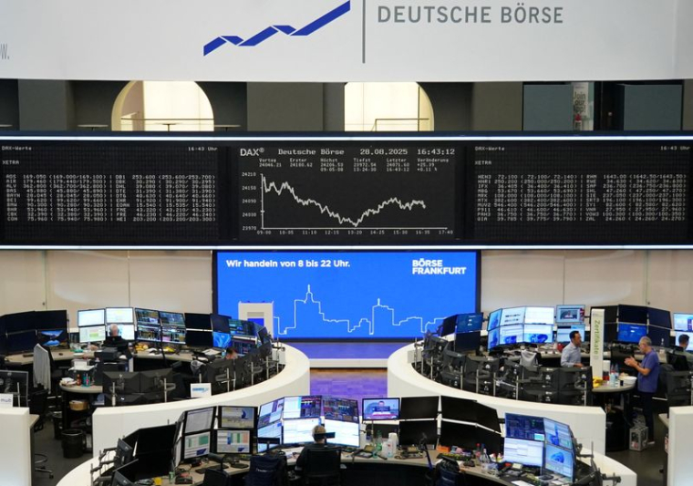 Le graphique de l'indice allemand des prix des actions DAX est photographié à la bourse de Francfort