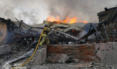 Photo diffusée par le Service d'urgence de l'État ukrainien, le 6 mai 2025, d'un pompier luttant contre un incendie dans un bâtiment après une attaque aérienne à Soumy, dans le nord-est de l'Ukraine ( Service d'urgence de l'État ukrainien / Handout )