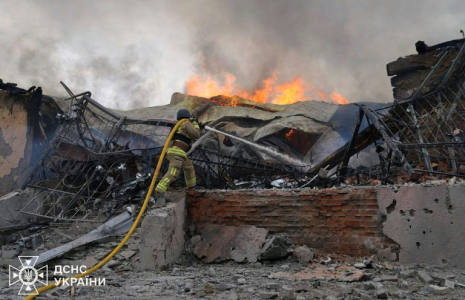 Photo diffusée par le Service d'urgence de l'État ukrainien, le 6 mai 2025, d'un pompier luttant contre un incendie dans un bâtiment après une attaque aérienne à Soumy, dans le nord-est de l'Ukraine ( Service d'urgence de l'État ukrainien / Handout )