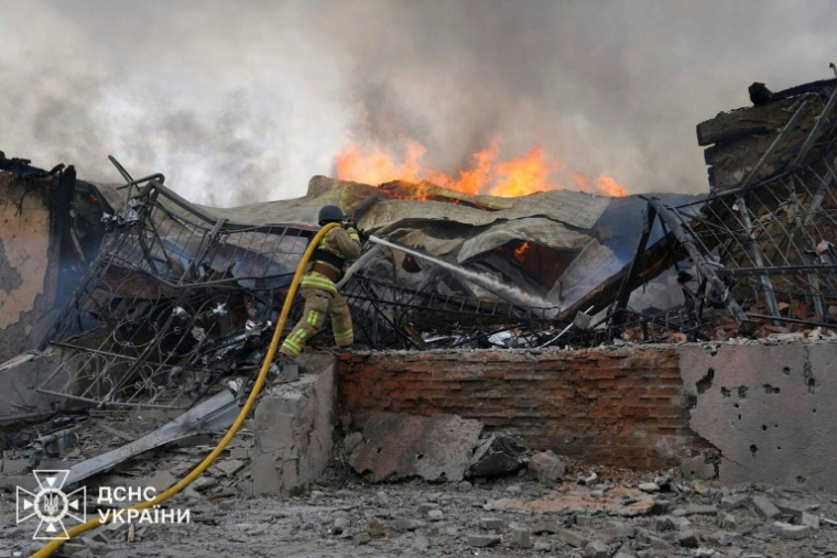 Photo diffusée par le Service d'urgence de l'État ukrainien, le 6 mai 2025, d'un pompier luttant contre un incendie dans un bâtiment après une attaque aérienne à Soumy, dans le nord-est de l'Ukraine ( Service d'urgence de l'État ukrainien / Handout )