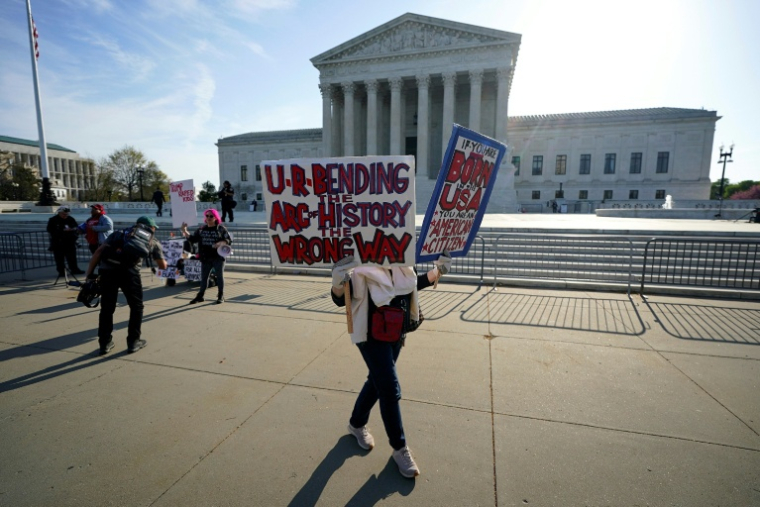 Des manifestants devant la Cour suprême des Etats-Unis, à Washington le 1er avril 2026 ( GETTY IMAGES NORTH AMERICA / Al Drago )