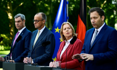 Le ministre-président de Bavière et chef de l’Union chrétienne-sociale (CSU) Markus Söder, le chancelier fédéral Friedrich Merz (CDU), la ministre fédérale du Travail et des Affaires sociales Bärbel Bas (SPD) et le ministre fédéral des Finances et vice-chancelier Lars Klingbeil (SPD) (de la gauche vers la droite) donnent une conférence de presse dans le jardin de la chancellerie à Berlin, le 2 juillet 2026 ( AFP / Tobias SCHWARZ )