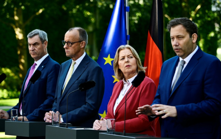 Le ministre-président de Bavière et chef de l’Union chrétienne-sociale (CSU) Markus Söder, le chancelier fédéral Friedrich Merz (CDU), la ministre fédérale du Travail et des Affaires sociales Bärbel Bas (SPD) et le ministre fédéral des Finances et vice-chancelier Lars Klingbeil (SPD) (de la gauche vers la droite) donnent une conférence de presse dans le jardin de la chancellerie à Berlin, le 2 juillet 2026 ( AFP / Tobias SCHWARZ )