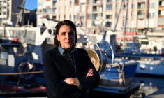 La députée RN Laure Lavalette pose sur le port de Toulon le 27 novembre 2025 ( AFP / Christophe SIMON )