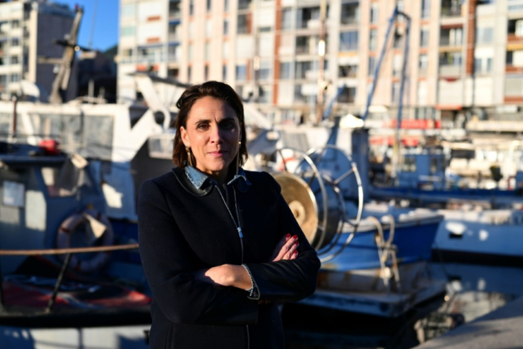 La députée RN Laure Lavalette pose sur le port de Toulon le 27 novembre 2025 ( AFP / Christophe SIMON )