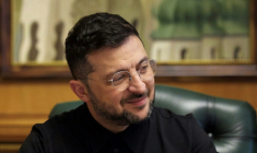 Le président ukrainien Volodymyr Zelensky, assis dans son bureau à Kiev, lors d'une conversation téléphonique avec le président américain, selon une photographie, prise et diffusée par le service de presse présidentiel ukrainien le 11 octobre 2025. ( UKRAINIAN PRESIDENTIAL PRESS SERVICE / Handout )