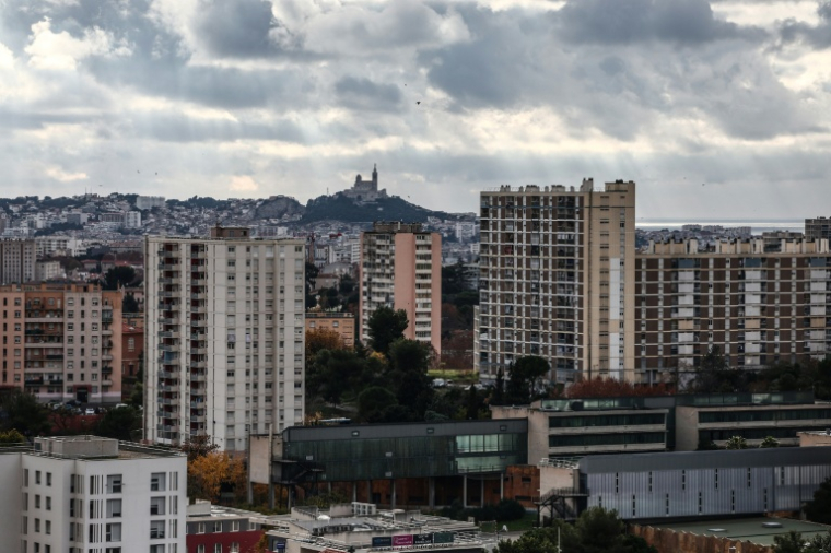Vue des quartiers nord de Marseille et de la basilique Notre-Dame de la Garde, le 9 décembre 2025 ( AFP / Thibaud MORITZ )