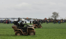 Des gendarmes mobiles montés sur des quads tirent des grenades lacrymogènes en direction des manifestants, à Sainte-Soline (Deux-Sèvres), le 25 mars 2023 ( AFP / THIBAUD MORITZ )