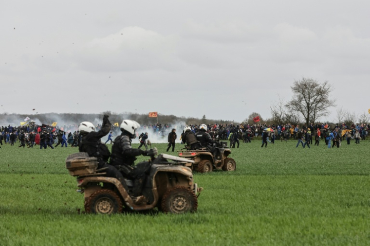 Des gendarmes mobiles montés sur des quads tirent des grenades lacrymogènes en direction des manifestants, à Sainte-Soline (Deux-Sèvres), le 25 mars 2023 ( AFP / THIBAUD MORITZ )