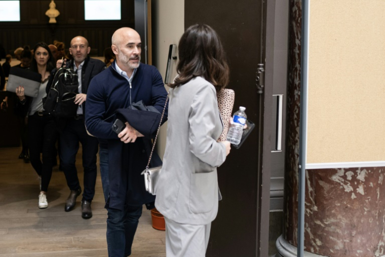 Le chef d'entreprise Antony Perrino (c) sort du tribunal correctionnel de Marseille, lors du procès pour blanchiment d'argent impliquant la bande criminelle corse du "Petit Bar", le 28 avril 2025 ( AFP / MIGUEL MEDINA )