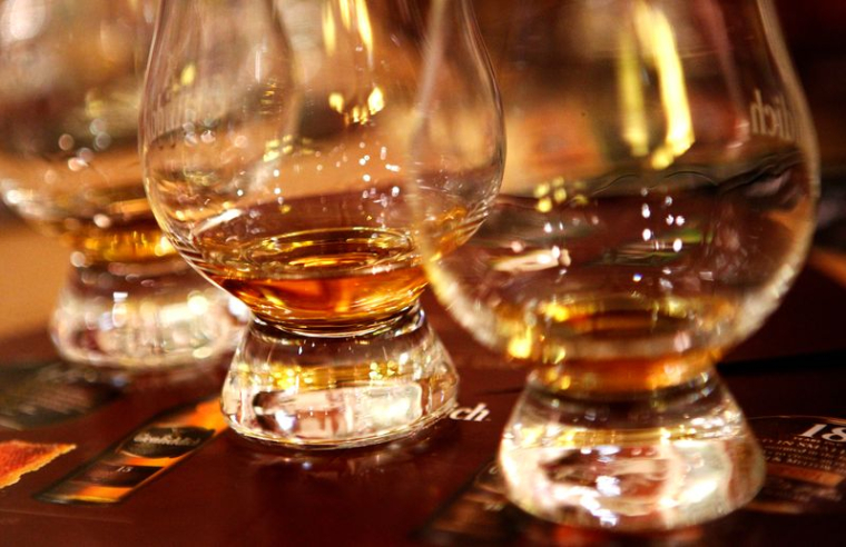 LONDRES DIT VISER LA FIN DES TARIFS DOUANIERS US SUR LE WHISKY