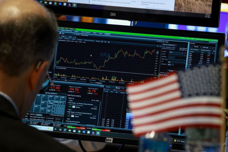 Les traders travaillent sur le parquet de la Bourse de New York (NYSE)