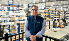 Le patron de Shapes Unlimited Doug Rende dans  l'entrepôt de son entreprise, à North Jackson, dans l'Ohio, le 30 septembre 2026 ( AFP / Chloe FERREUX )