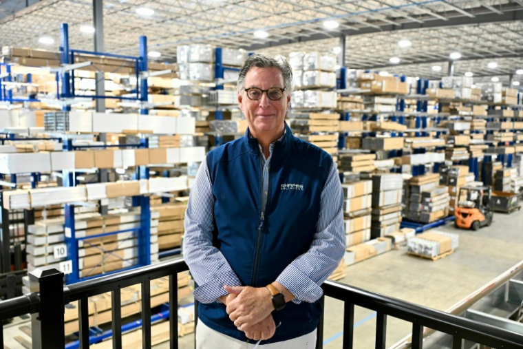 Le patron de Shapes Unlimited Doug Rende dans  l'entrepôt de son entreprise, à North Jackson, dans l'Ohio, le 30 septembre 2026 ( AFP / Chloe FERREUX )