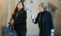 Mimi Marchand, à droite, arrive avec son avocate Caroline Toby au palais de justice de Paris le 12 octobre 2026  ( AFP / LOU BENOIST )