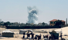 La fumée s'élève après les frappes israéliennes à Rafah,  bande de Gaza