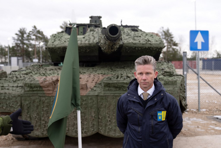 Le ministre suédois de la Défense, Pal Jonson, en visite sur la base militaire d'Adazi (Lettonie), en février 2025 ( AFP / GINTS IVUSKANS )