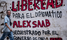 Un graffiti dans les rues de Caracas demandant "la liberté pour le diplomate Alex Saab kidnappé au Cap-Vert", le 23 février 2021 ( AFP / Yuri CORTEZ )