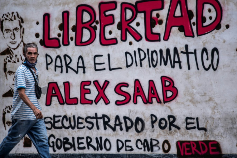 Un graffiti dans les rues de Caracas demandant "la liberté pour le diplomate Alex Saab kidnappé au Cap-Vert", le 23 février 2021 ( AFP / Yuri CORTEZ )