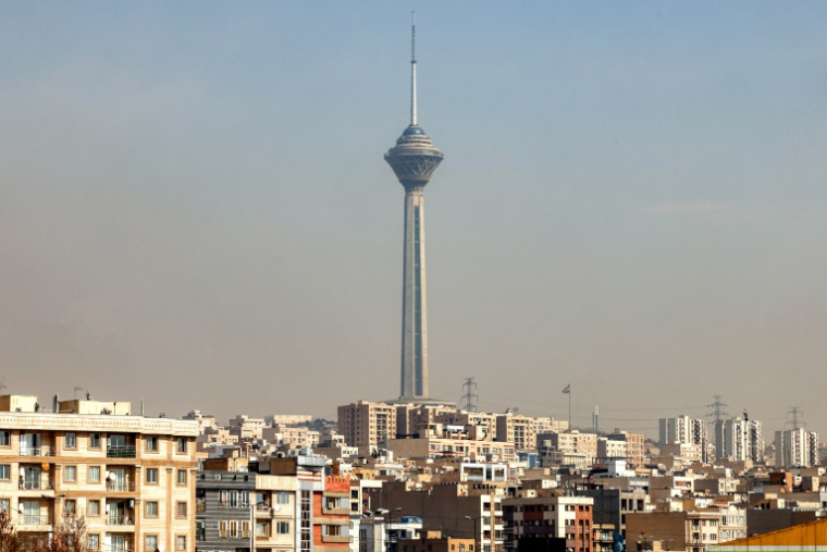 La tour Milad, plus haute tour d’Iran avec ses 435 mètres, se détache sur la ligne d’horizon de Téhéran le 23 février 2026 ( AFP / ATTA KENARE )