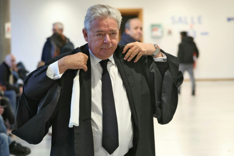 Kiril Bougartchev, avocat de TotalEnergies, à son arrivée au tribunal à Nanterre, dans les Hauts-de-Seine, le 1er décembre 2025 ( AFP / Thomas SAMSON )