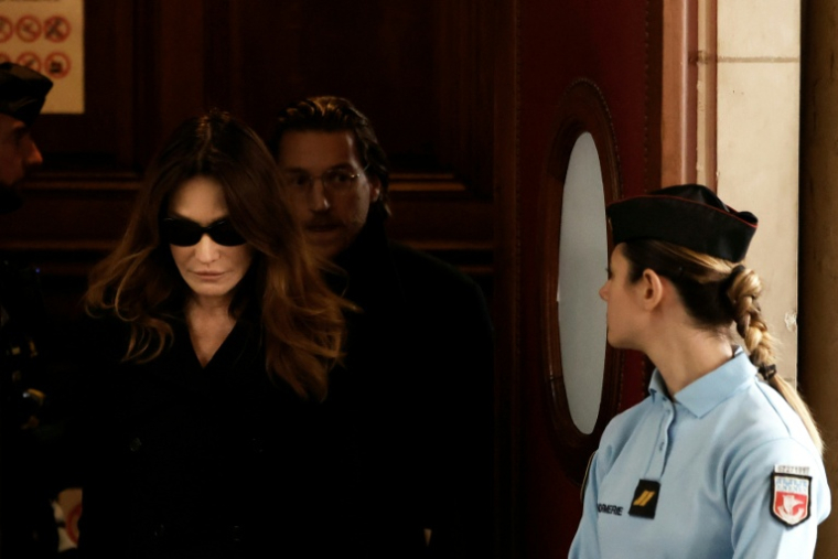 Carla Bruni-Sarkozy, l'épouse de l'ex-président Nicolas Sarkozy, et Jean Sarkozy, le fils de ce dernier, quittent la cour d'appel de Paris le 10 novembre 2025 ( AFP / Ian LANGSDON )