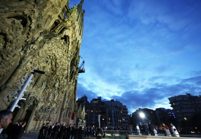 Le pape Léon XIV (2e d) bénit la tour Jésus-Christ, la plus haute tour de la basilique de la Sagrada Familia, le 10 juin 2026 à Barcelone, en Espagne ( AFP / Josep LAGO )