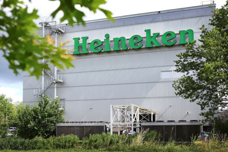 Le logo de Heineken sur un bâtiment du siège social à Zoeterwoude