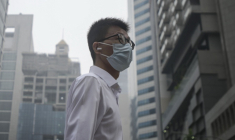 Un homme porte un masque pour se protéger de la pollution due aux incendies dans la région, à Singapour, le 15 octobre 2026 ( AFP / FELINE LIM )