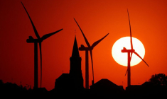 Photo d'archives d'éoliennes et d'une église au coucher du soleil à Béthencourt