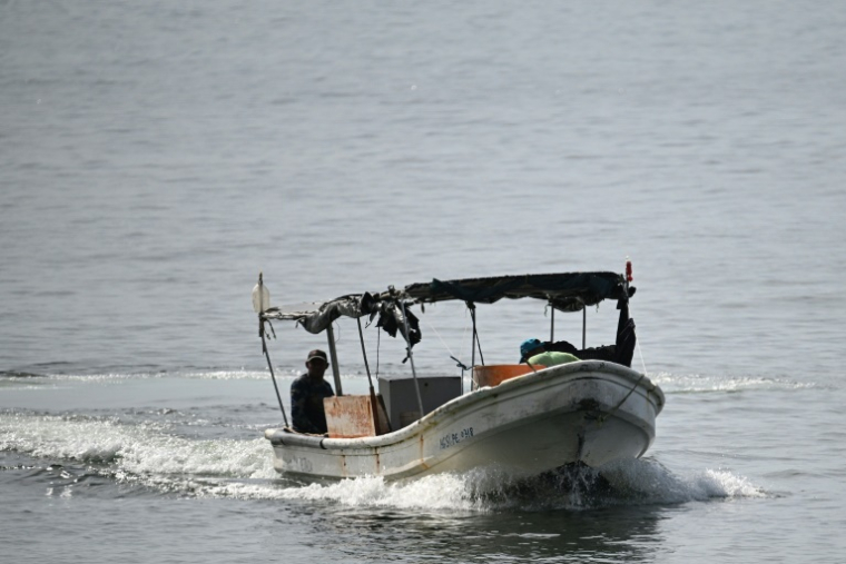 Des pêcheurs en bateau près de Caraballeda, dans l'État de La Guaira, au Venezuela, le 24 septembre 2025 ( AFP / Federico PARRA )
