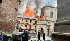 Photo diffusée sur la chaîne Telegram officielle du maire de Lviv, le 24 mars 2026, montrant des habitants près d'un bâtiment en flammes après un bombardement aérien à Lviv ( TELEGRAM /@andriysadovyi / Handout )