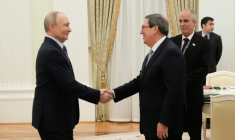 Le président russe Vladimir Poutine (g) accueille au Kremlin le ministre cubain des Affaires étrangères Bruno Rodriguez, le 18 février 2026 à Moscou ( POOL / Pavel Bednyakov )