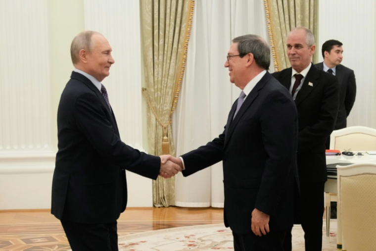 Le président russe Vladimir Poutine (g) accueille au Kremlin le ministre cubain des Affaires étrangères Bruno Rodriguez, le 18 février 2026 à Moscou ( POOL / Pavel Bednyakov )