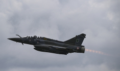Un avion de chasse Mirage 2000D s'est écrasé près de Nancy, dans le nord-est de la France, au cours d'un vol d'entraînement, faisant au moins un mort dans l'équipage ( AFP / ARIS MESSINIS )