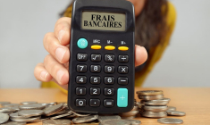(Identifier les frais bancaires facturés par sa banque permet de calculer leurs coûts, même si leur minimisation voire la gratuité existe dans certains établissements - Crédit photo : Adobe Stock)