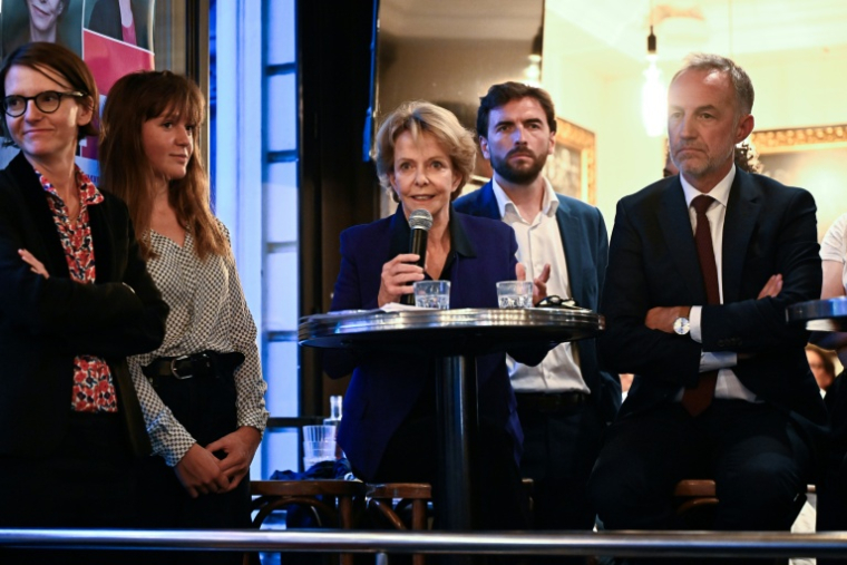 Frédérique Bredin, candidate socialiste à la députation dans la 2e circonscription de Paris, lance sa campagne aux côtés du candidat PS aux municipales Emmanuel Grégoire (d) et de sa suppléante Marine Rosset (g), le 2 septembre 2025 ( AFP / JULIEN DE ROSA )