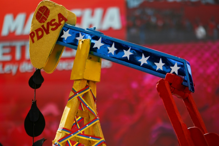 Une fausse plateforme de forage pétrolier vue lors d'une marche convoquée par le Parti socialiste unifié du Venezuela (PSUV) en soutien à la Loi sur les hydrocarbures et exigeant la libération de Maduro, à Caracas, le 29 janvier 2026 ( AFP / Pedro MATTEY )