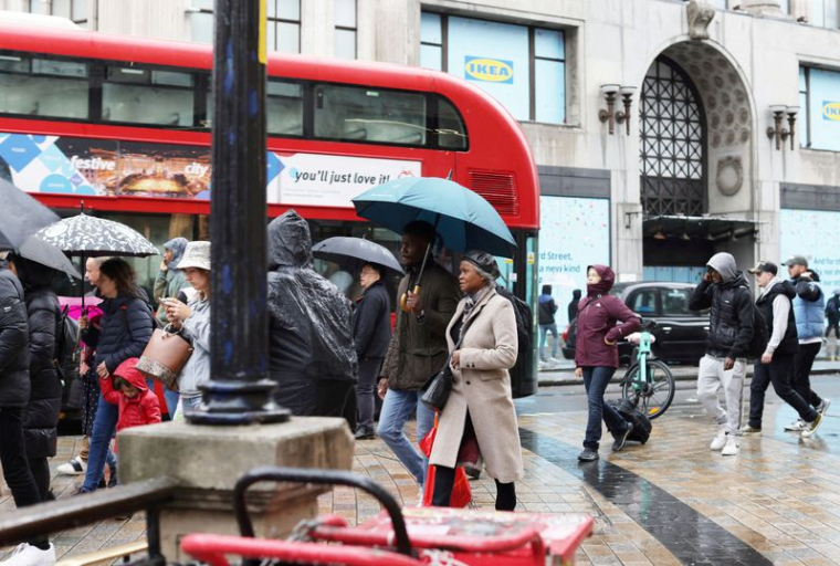 Des passants sur Oxford Street, à Londres