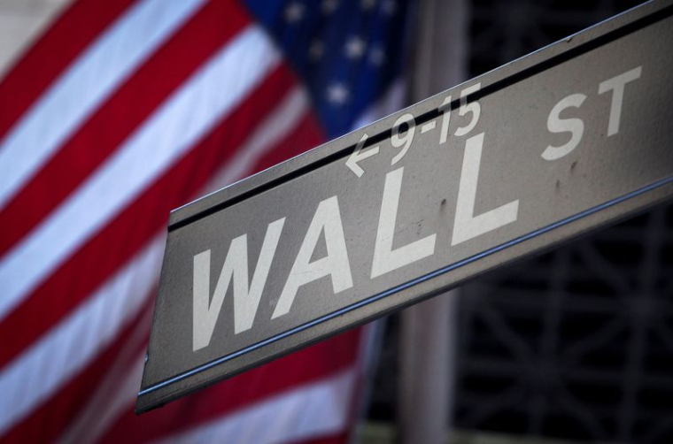 Un panneau Wall Street à l'extérieur de la Bourse de New York