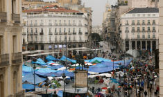 Des militants du droit au logement occupent la place Puerta des Sol à Madrid, le 28 septembre 2026 ( AFP / Oscar DEL POZO )