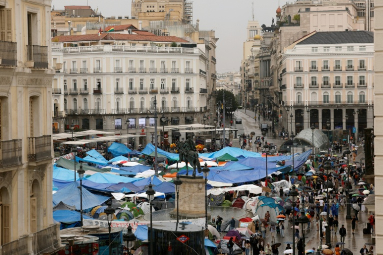 Des militants du droit au logement occupent la place Puerta des Sol à Madrid, le 28 septembre 2026 ( AFP / Oscar DEL POZO )