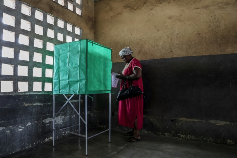 Une électrice vote à la présidentielle congolaise, le 15 mars 2026 à Brazzaville  ( AFP / Daniel BELOUMOU OLOMO )