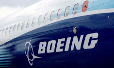 Le logo Boeing est visible sur le côté d'un Boeing 737 MAX