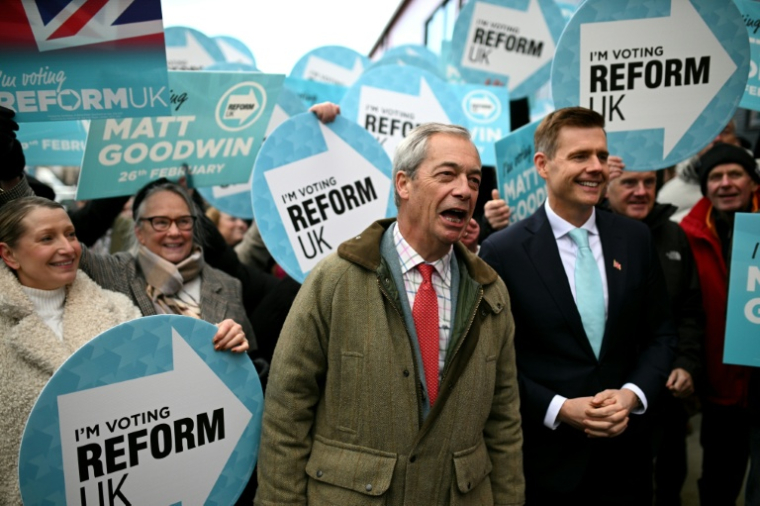 Le leader de Reform UK, Nigel Farage (G), et le candidat du parti Matt Goodwin (D) à l'inauguration du local de campagne pour la législative partielle de Gorton et Denton, dans le Grand Manchester, le 5 février 2026 ( AFP / Oli SCARFF )