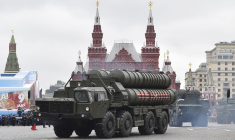 Un système de défense aérienne S-400. ( AFP / NATALIA KOLESNIKOVA )