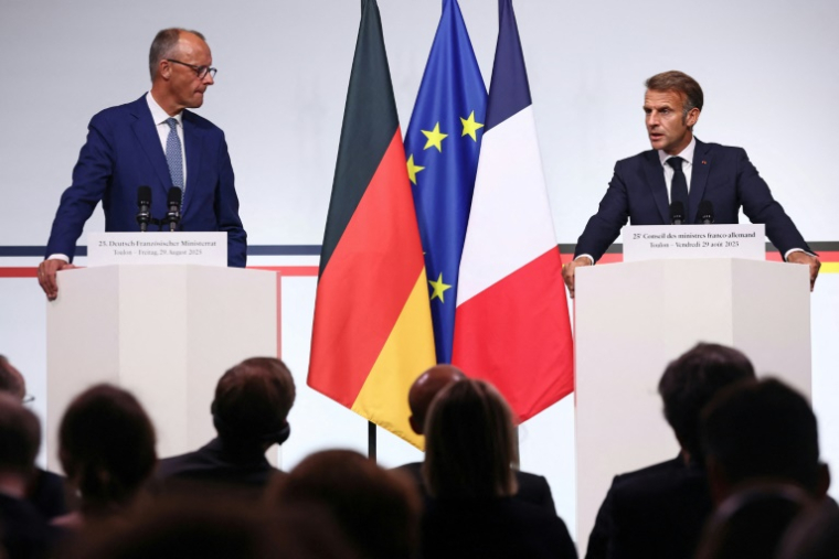 Le président français Emmanuel Macron (d) et le chancelier allemand Friedrich Merz, le 29 août 2025 à Toulon, dans le Var ( POOL / Manon Cruz )