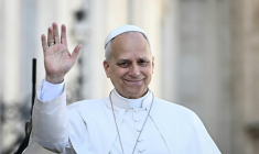 Le pape Léon XIV salue les fidèles à son arrivée en papamobile sur la place Saint-Pierre au Vatican, avant de présider son audience générale hebdomadaire, le 29 avril 2026 ( AFP / Filippo MONTEFORTE )