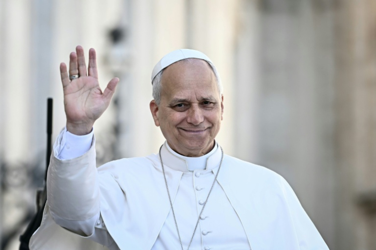 Le pape Léon XIV salue les fidèles à son arrivée en papamobile sur la place Saint-Pierre au Vatican, avant de présider son audience générale hebdomadaire, le 29 avril 2026 ( AFP / Filippo MONTEFORTE )